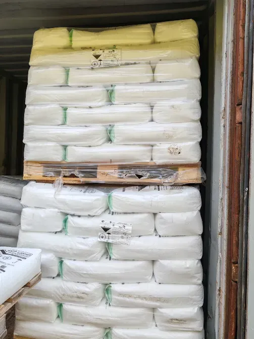 Упакованные мешки с натрием едким на паллете