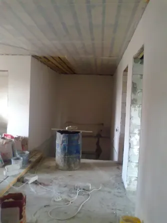 Стена с обоями светлого цвета и дверью