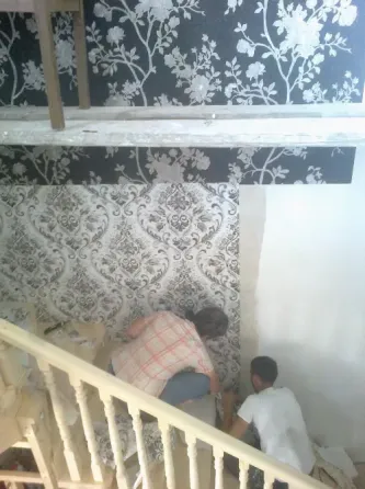 Стена с обоями светлого цвета и дверью