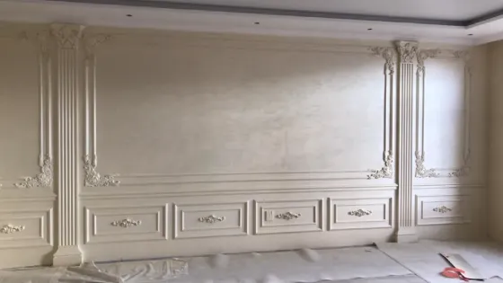 Стена с обоями светлого цвета и дверью