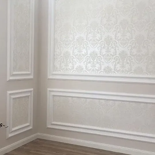 Стена с декоративными панелями и обоями