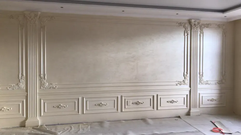 Стена в классическом стиле с резьбой и элементами декора