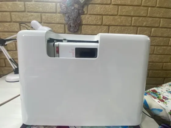 Швейная машина Bernette b38 на белом фоне