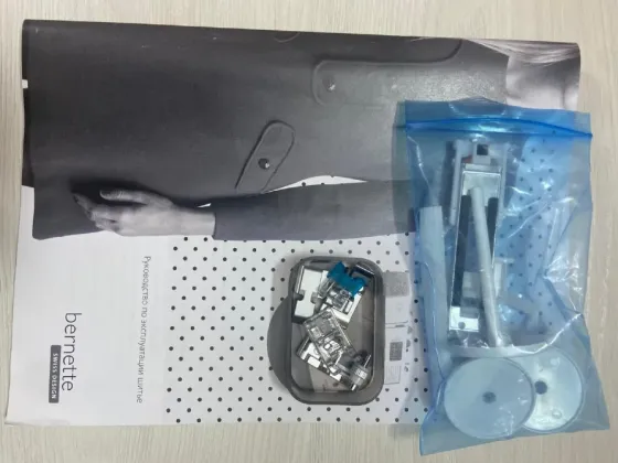 Швейная машина Bernette b38 на белом фоне