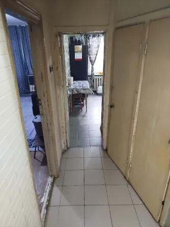 Ақ техника мен қара-ақ перделері бар ас үй