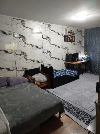 Ақ техника мен қара-ақ перделері бар ас үй