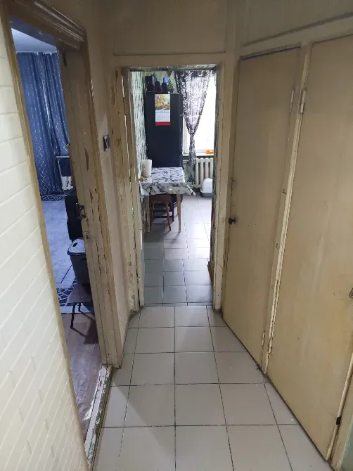 Коридор с дверями и окнами