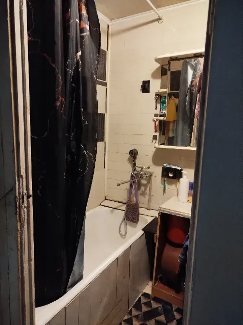 Ванная комната с ванной и зеркалом