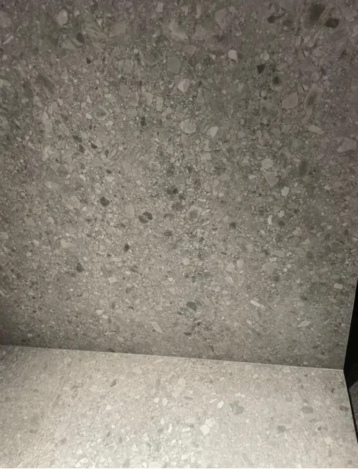 Гладкая бетонная поверхность с текстурой и включениями