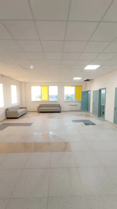 Просторное помещение с мягкой мебелью и большими окнами