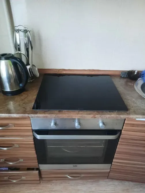 Кухонная плита и электрический чайник на столе