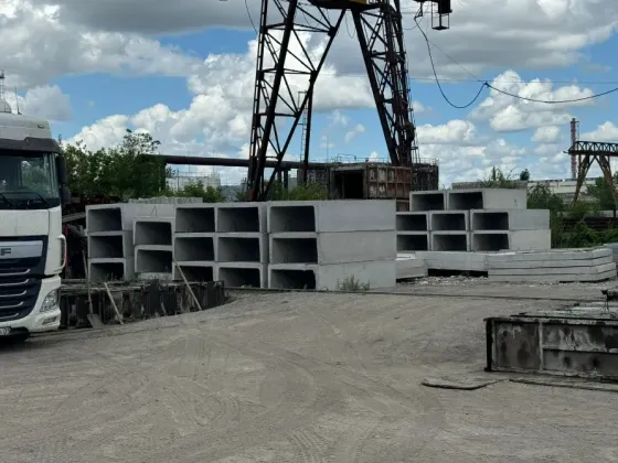 Бетонные конструкции на строительной площадке с грузовиком на переднем плане