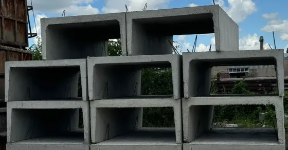 Бетонные конструкции на строительной площадке с грузовиком на переднем плане