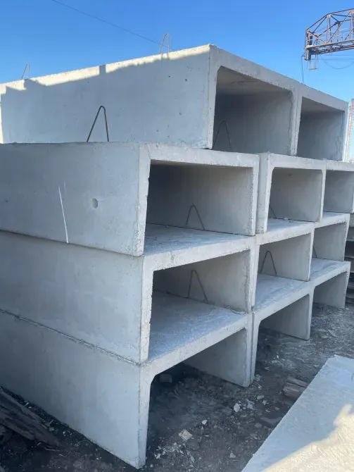 Множество бетонных конструкций на строительной площадке