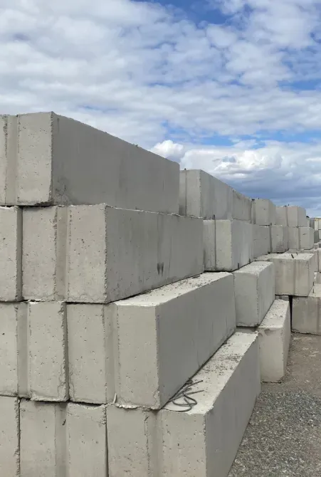 Стойка бетонных блоков на строительной площадке с облаками на фоне