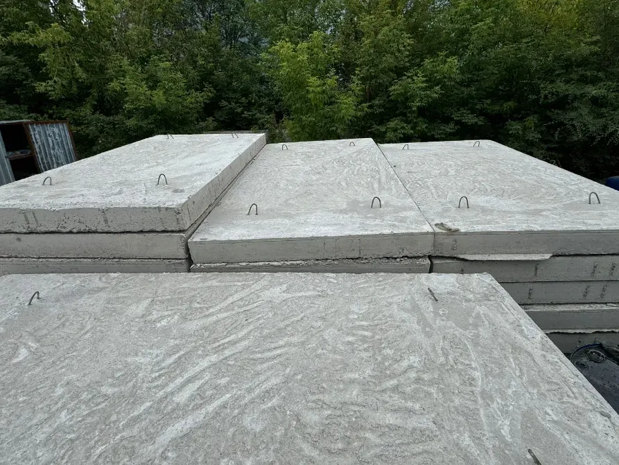 Плоские бетонные плиты для строительства, уложенные друг на друга