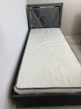 Односпальная кровать с матрасом, серый цвет, вид сбоку