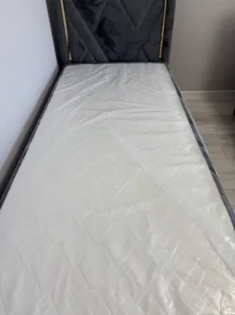 Односпальная кровать с матрасом, серый цвет, вид сбоку