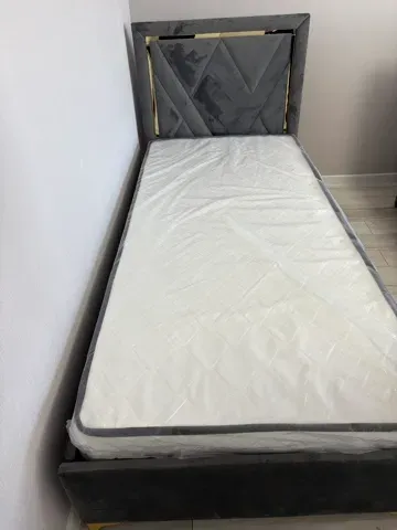 Односпальная кровать с матрасом, серый цвет, вид сбоку