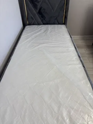 Вид матраса на односпальной кровати, без постельного белья