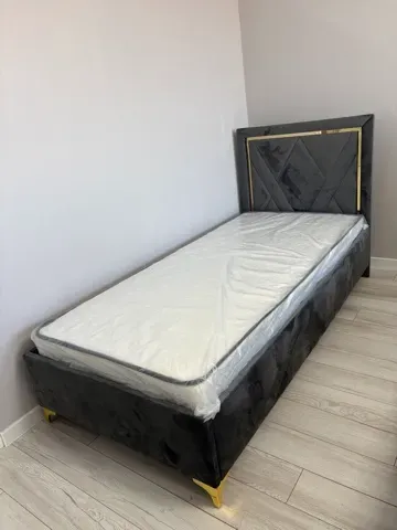 Односпальная кровать с матрасом, серый цвет, общий вид