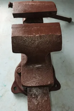 Крепежный механизм с коричневой окраской, вид сверху