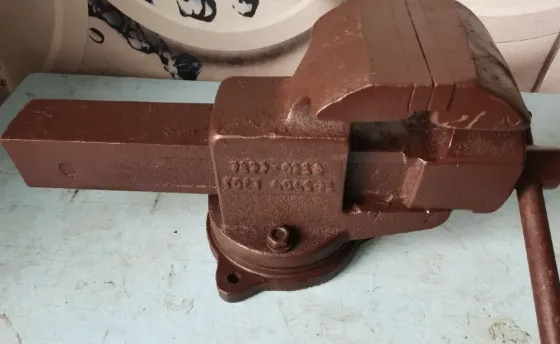 Крепежный механизм с коричневой окраской, вид сверху