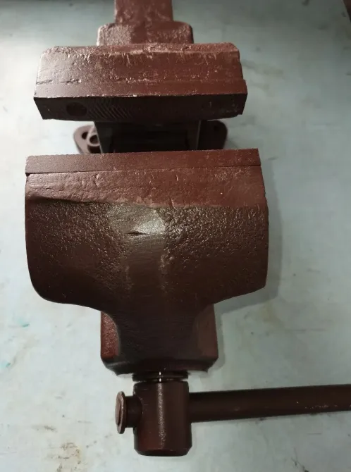 Крепежный механизм с коричневой окраской, вид сверху