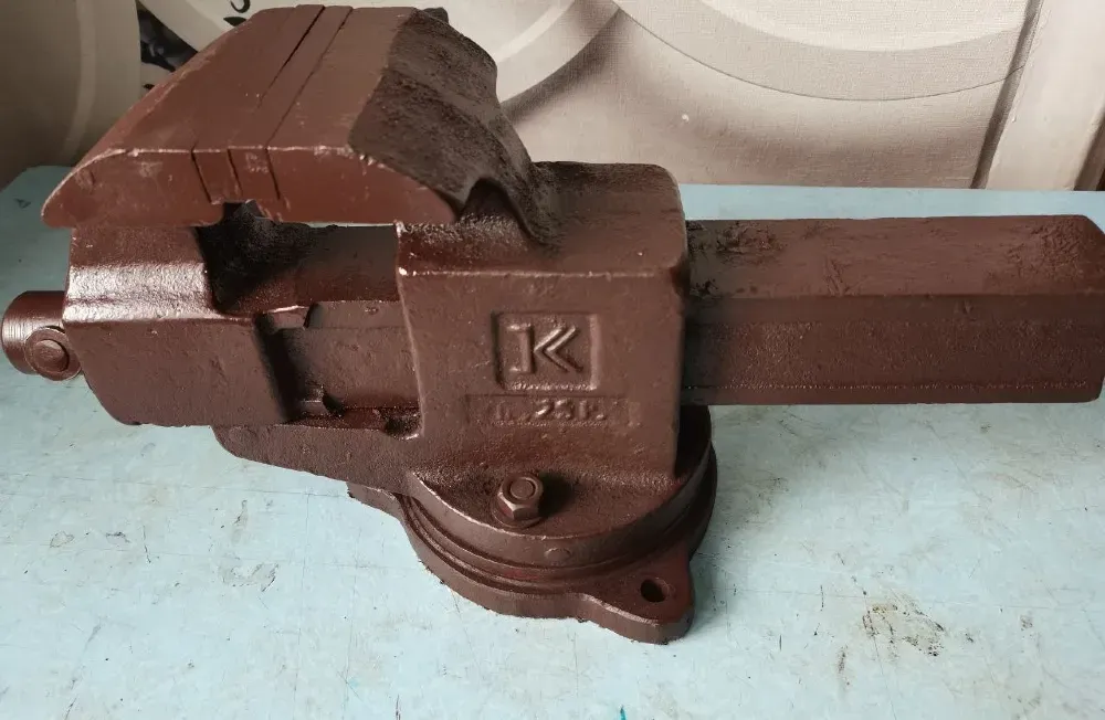 Крепежный механизм с логотипом K, коричневая окраска