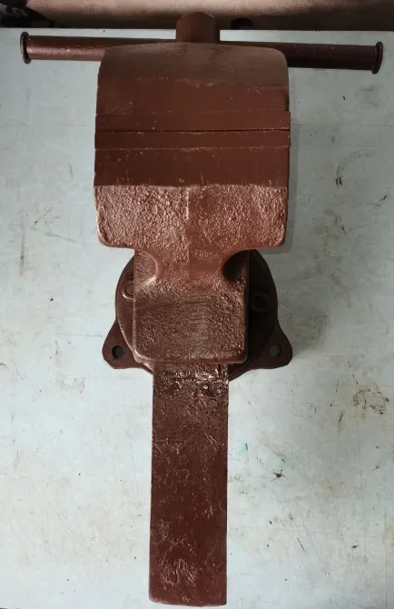 Крепежный механизм с коричневой окраской, вид сверху