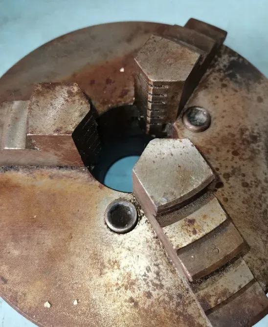 Крупный план на детали чугуна токарного чаков