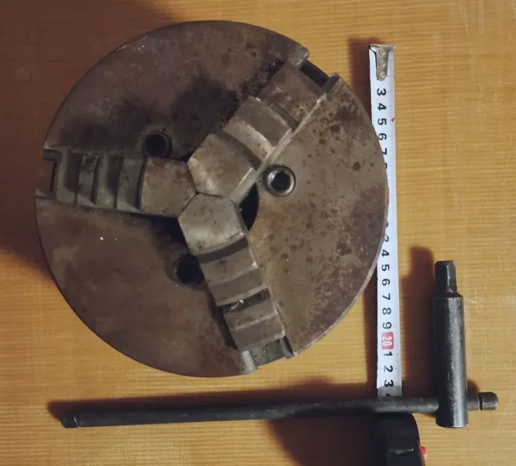 Чак для токарного станка с измерительной лентой рядом