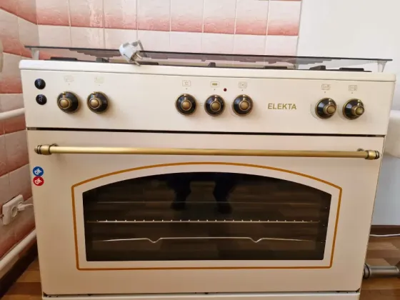 Духовой шкаф марки Elekta с пятью конфорками на газовой панели