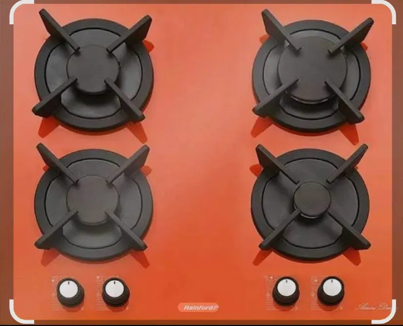 Варочная панель оранжевого цвета с четырьмя конфорками и двумя ручками управления