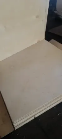 Құрылыс алаңындағы қара фанера парағы