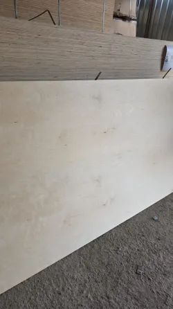 Құрылыс алаңындағы қара фанера парағы