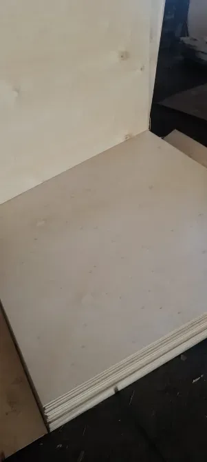 Чистый белый лист фанеры, готовый к использованию