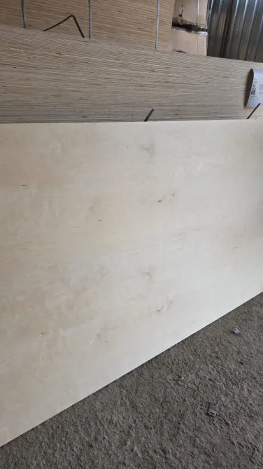 Лист фанеры с текстурой, установленный на месте