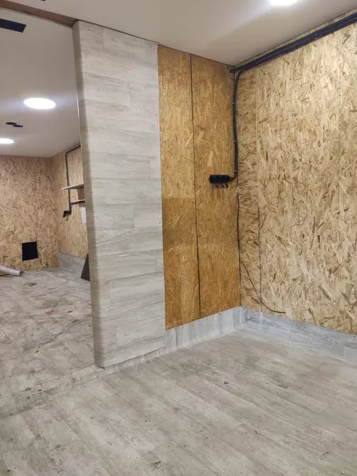 Интерьер со стенами из ОСП и плиткой