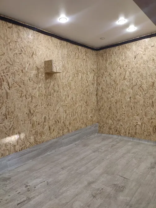 Пустое помещение с деревянной отделкой