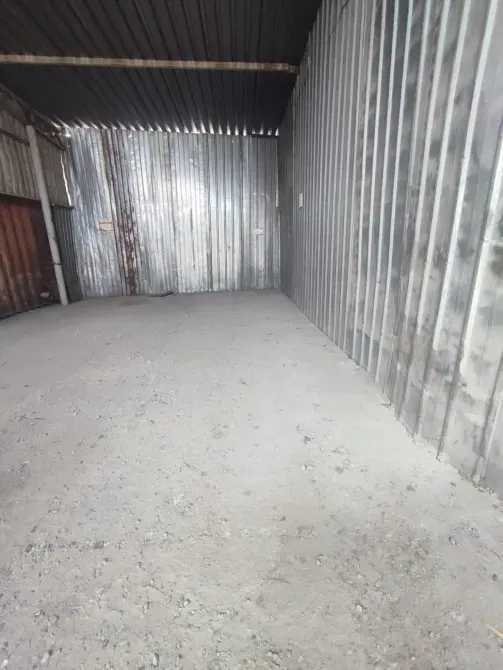 Пустое помещение с бетонным полом в складе