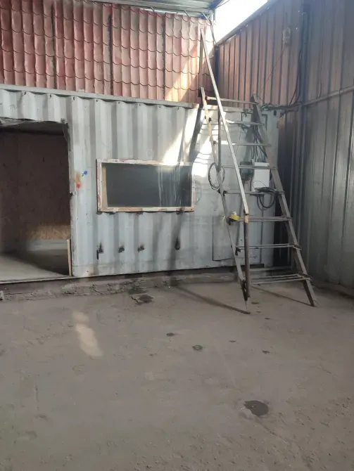 Пространство внутри склада с лестницей и окнами