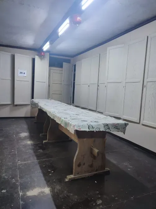 Еденде банкасы бар бос складтық бөлме