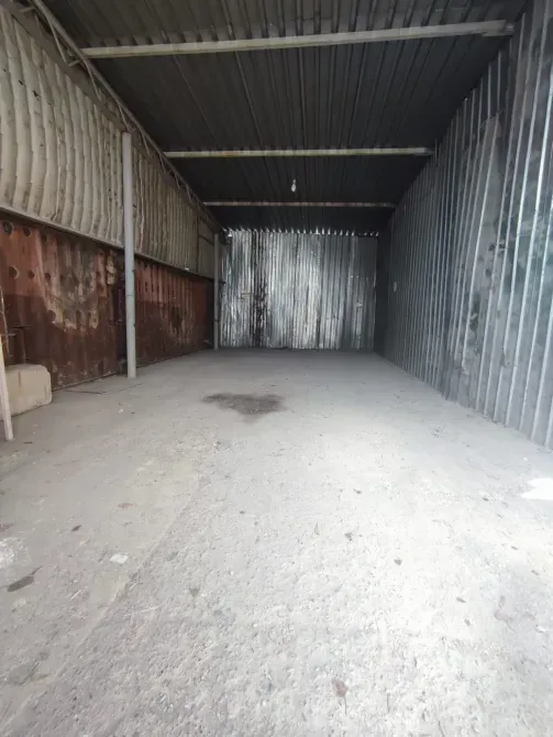 Пустое помещение внутри склада с металлическими стенами