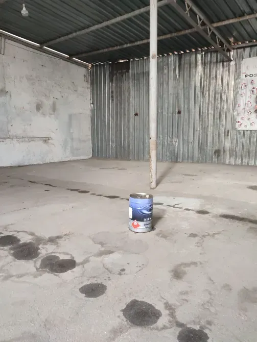 Пустое складское помещение с банкой на полу