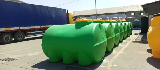 Большой зеленый резервуар для хранения жидкостей на строительной площадке