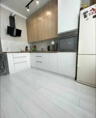 Современная кухня с обеденным столом и светлыми стенами