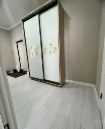 Современная кухня с обеденным столом и светлыми стенами