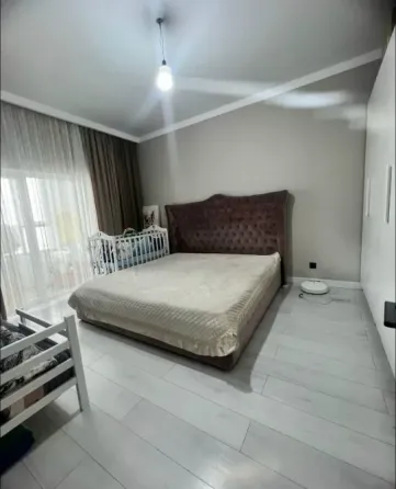 Современная кухня с обеденным столом и светлыми стенами