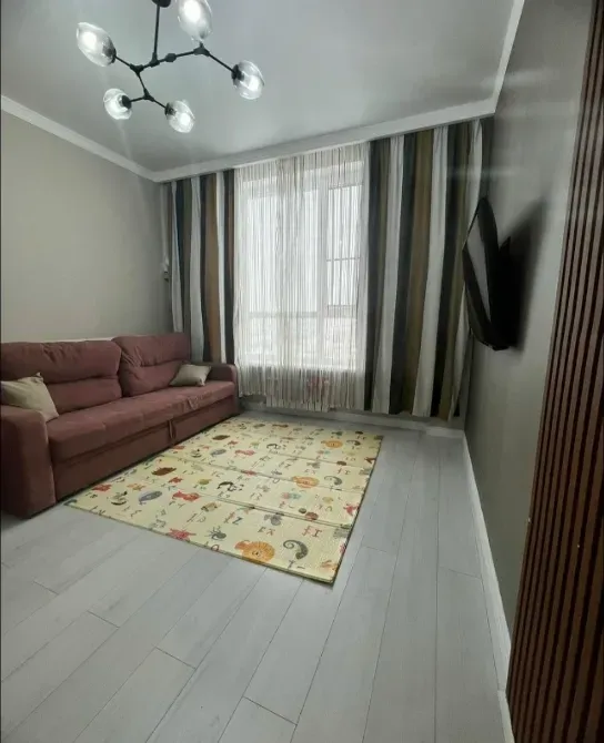 Гостиная с диваном и красивыми шторами